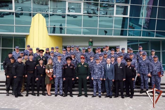 7290319_Vrio_komandyushego_Yralskim_okrygom_Rosgvardii_proinspektiroval_podrazdeleniya_vedomstva_dislocirovannie_v_Ugre (700x467, 75Kb)