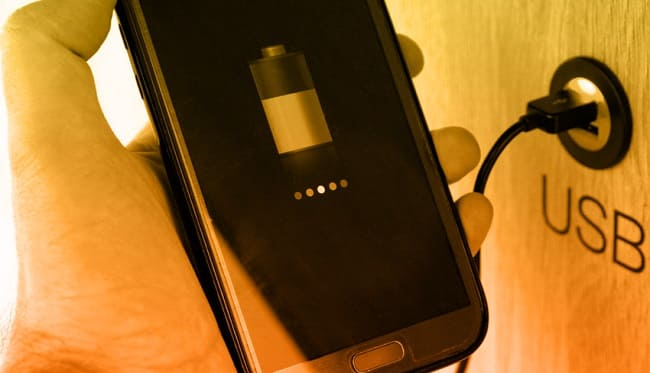 заряжать iPhone в общественных местах (650x373, 146Kb)