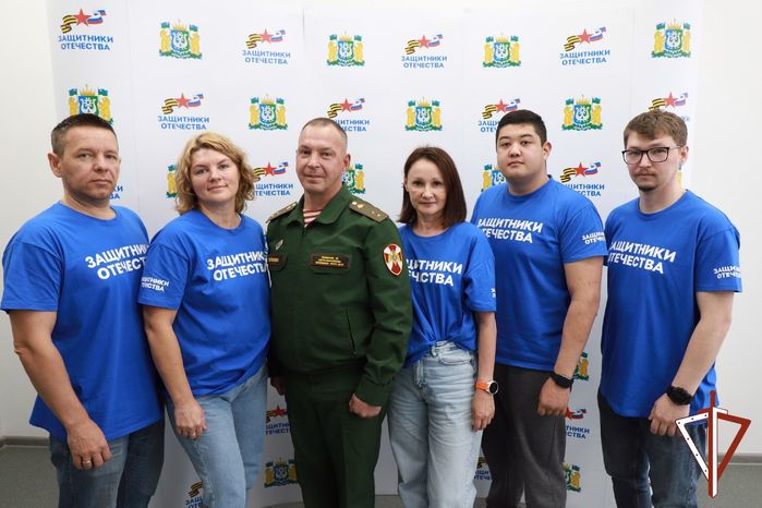 7290319_Predstaviteli_Rosgvardii_prinyali_ychastie_v_prazdnichnih_meropriyatiyah_posvyashennih_Dnu_gosydarstvennogo_flaga_v_Ugre (700x466, 59Kb)