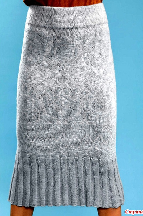 Классический пуловер и жаккардовая мини-юбка спицами