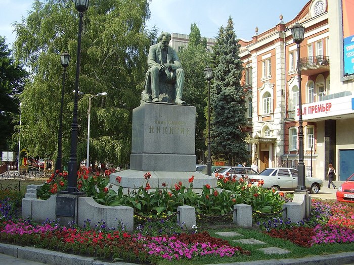 Памятник_Никитину в г. Воронеже (700x525, 159Kb)