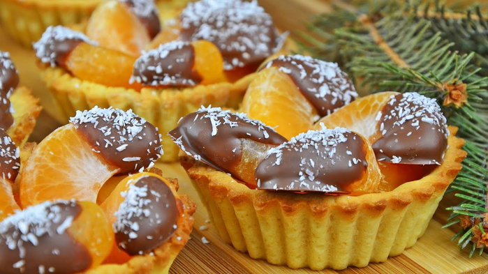 новогодний десерт - мандарины в шоколаде (700x393, 358Kb)