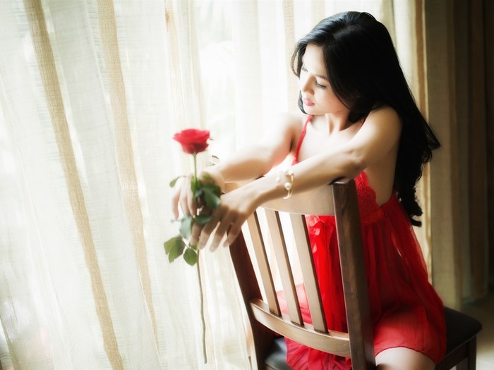 Red-skirt-Chinese-girl-sit-on-chair-rose_2560x1920 (700x525, 66Kb)