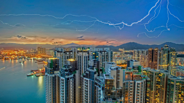 Lightning storm at dusk over Kowloon Bay, Hong Kong, China (700x393, 387Kb)
