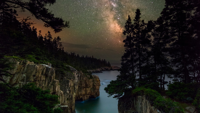 Milky Way over the Ravens Nest at Acadia National Park, Maine, USA (700x393, 305Kb)