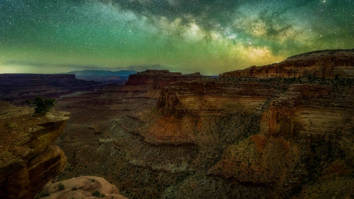 MilkyWayCanyonlands_EN-US8182491072_1920x1080 (700x393, 322Kb)