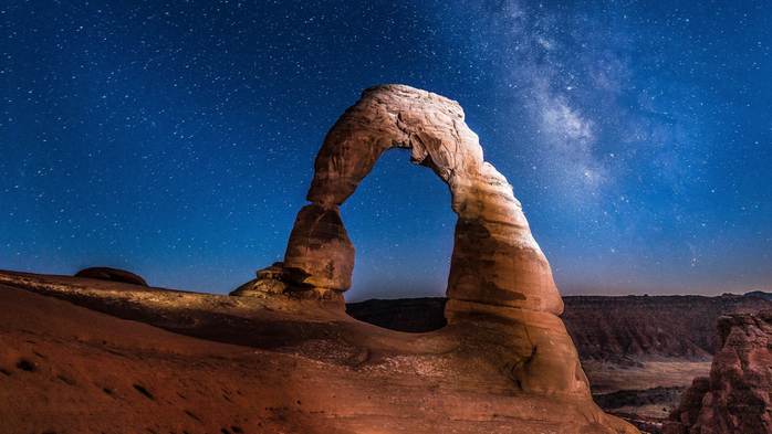 Natural Arch Delicate Arch with Milky Way at night, Arches National Park, Moab, Utah, USA (700x393, 357Kb)