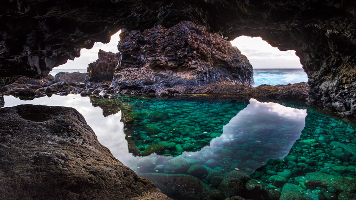 Natural pool in cave at Charco Azul near El Golfo, El Hierro Island, Canary Islands, Spain (700x393, 373Kb)