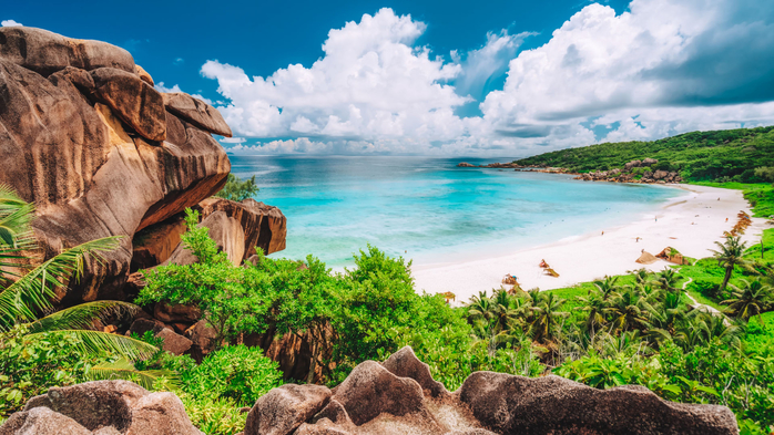 Panorama view of tropical beach Grande Anse on La Digue Island, Seychelles (700x393, 455Kb)