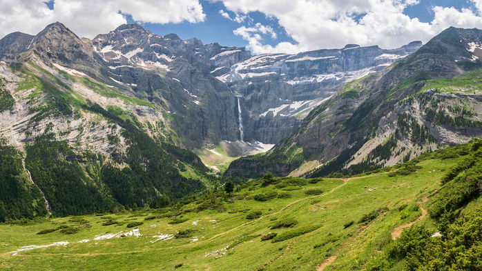 Panoramic view of the Gavarnie waterfall in the French Pyrenees (700x393, 395Kb)