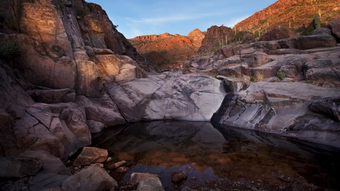 Petroglyphs at the Hieroglyphic Canyon Trail, Gold Canyon, Superstition Mountain Range, Arizona, USA (700x393, 332Kb)