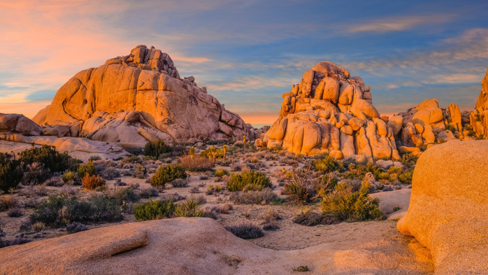 Red rock formations in southwest desert, Joshua Tree National Park, California, USA (700x393, 363Kb)