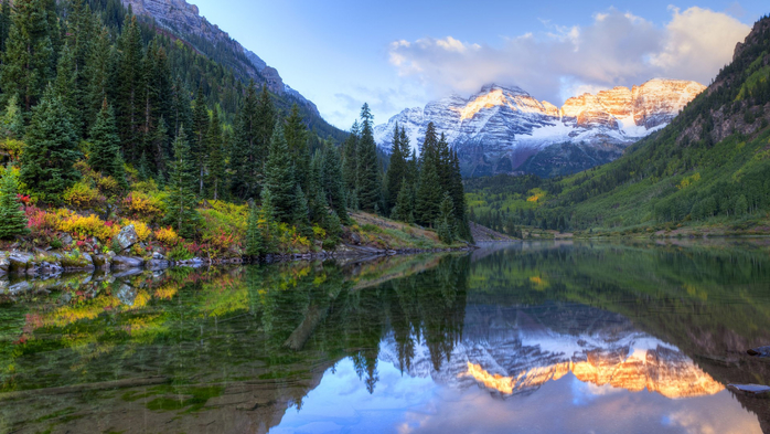 Reflection of snow capped Maroon Bells in fall at sunrise, Colorado, USA (700x393, 379Kb)