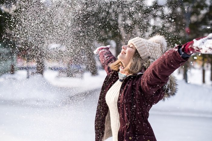 girl-playing-with-snow-in-park-portrait-of-the-happy-girl-wearing-snowy-winter-clothes_146538-431 (700x465, 110Kb)