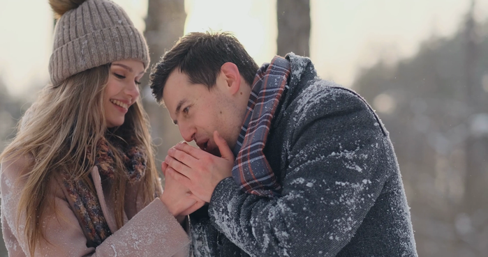 videoblocks-a-caring-man-warms-his-wifes-hands-in-the-winter-on-the-street-in-a-snow-covered-park_rsciqyaln_thumbnail-1080_01 (700x369, 381Kb)