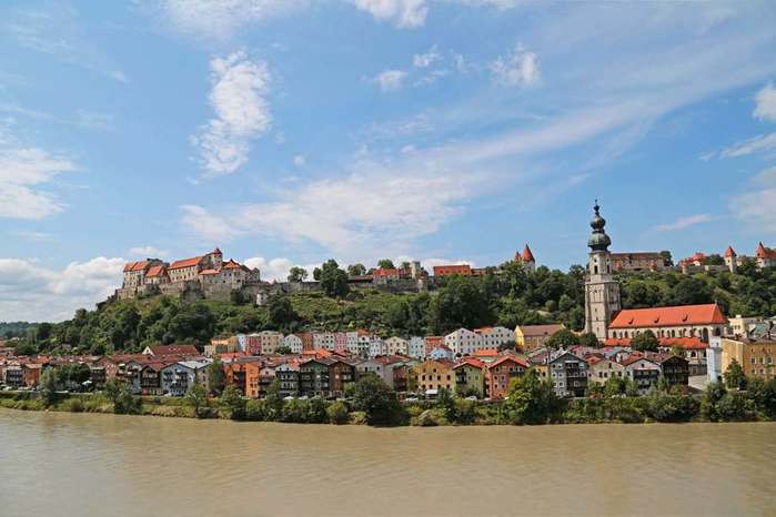 burghausen-castle-from-accross-the-river-1920x1280 (900x666, 37Kb)