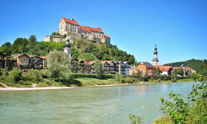 Burghausen-Castle-from-the-lake (900x619, 48Kb)