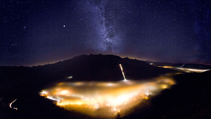 02780_foggyvalleywithmilkyway_2560x1440 (700x393, 292Kb)