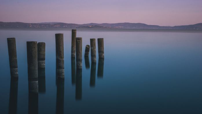 Calm lake at sunset - Lago Trasimeno (700x393, 204Kb)