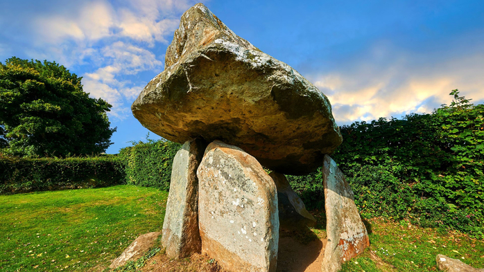 Carreg Coetan Arthur quoit neolithic dolmen near Newport, North Pembrokeshire, Wales, UK (700x393, 434Kb)