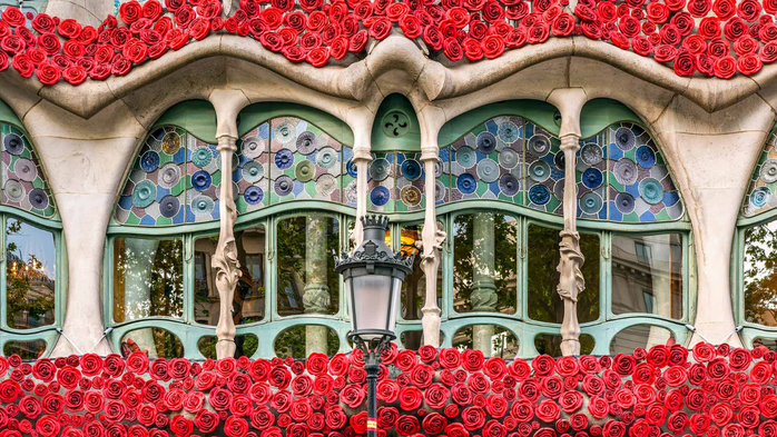 Casa Batlló decorada con rosas artificiales, Barcelona (700x393, 480Kb)