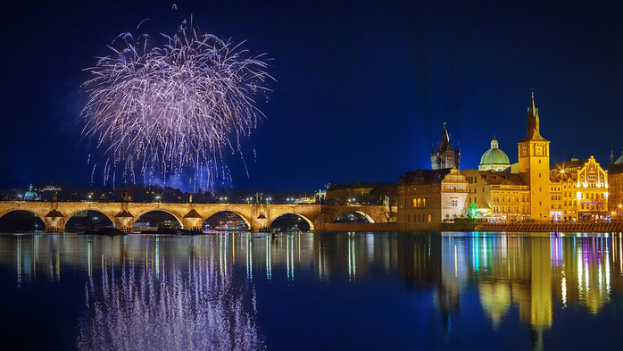 Christmas atmosphere in Prague, Czech Republic (700x393, 320Kb)