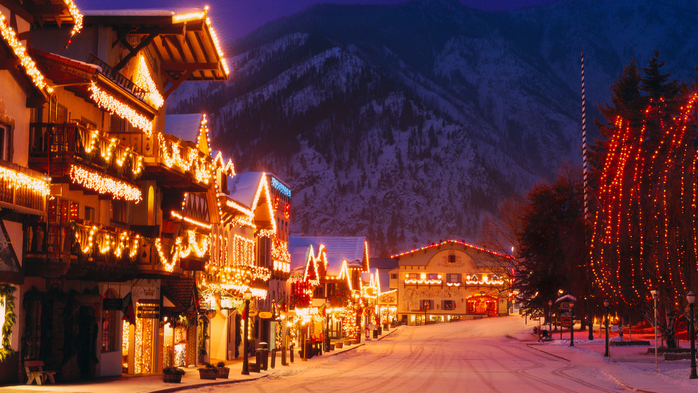 Bavarian style village near Cascade Mountains decorated with Christmas lights, Leavenworth, Chelan County, Washington State, USA (700x393, 480Kb)