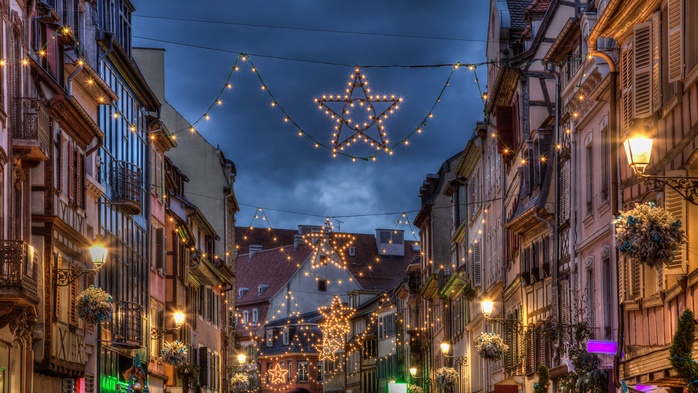 Beautiful decorated street during the winter holiday, Colmar, Alsace, France (700x393, 428Kb)