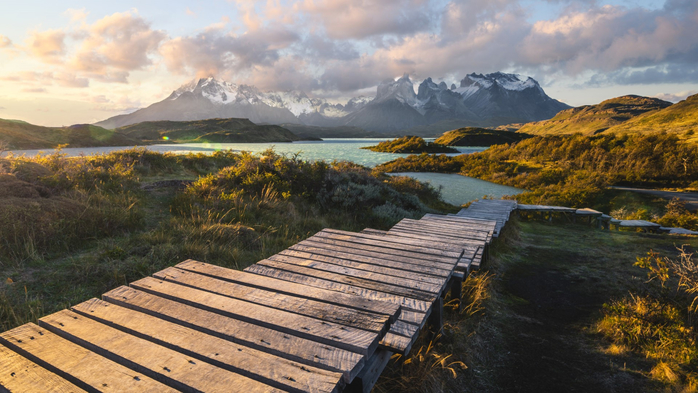 Boardwalk to Lake Pehoe in Torres del Paine National Park, Chile (700x393, 377Kb)