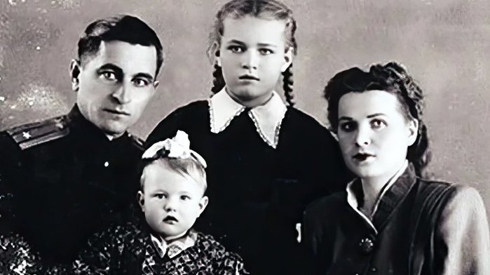lyudmila-chursina-with-her-parents-and-younger-sister_30 (700x392, 47Kb)