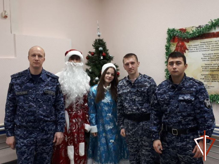 7290319_Rosgvardiya_v_ramkah_akcii_S_Novim_godom_slyjba_krovi_popolnila_bank_donorskoi_krovi_medicinskih_ychrejdenii_Ugri (700x525, 312Kb)