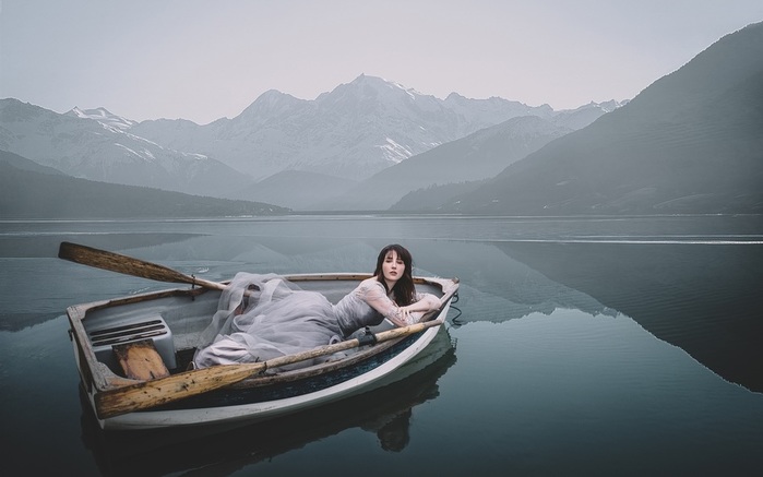 Girl-boat-lake-mountains-morning_1920x1200 (700x437, 62Kb)
