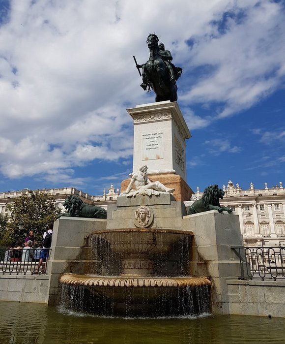 great-statue-and-fountain (445x700, 90Kb)