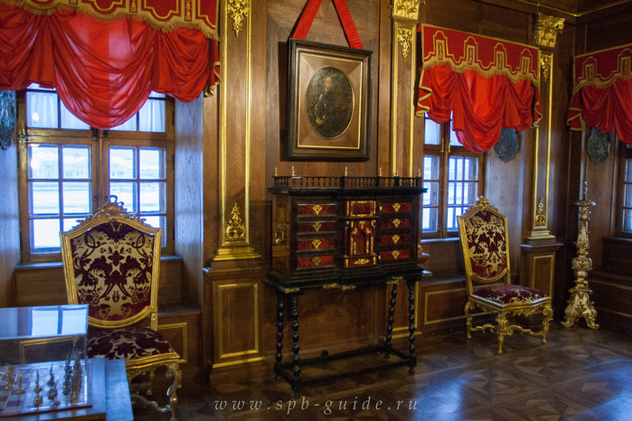 menshikovskij-dvorec-orehovyj-kabinet-128904big (700x466, 164Kb)
