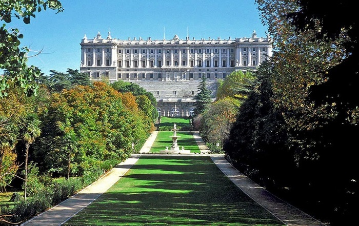 Royal-Palace-of-Madrid-facade-west1 (700x441, 169Kb)