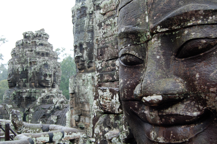 faces-on-prasat-bayon-angkor-thom-cambodia (700x465, 428Kb)