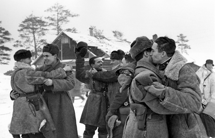 3109898_vstrecha_frontov44_1_ (700x452, 194Kb)