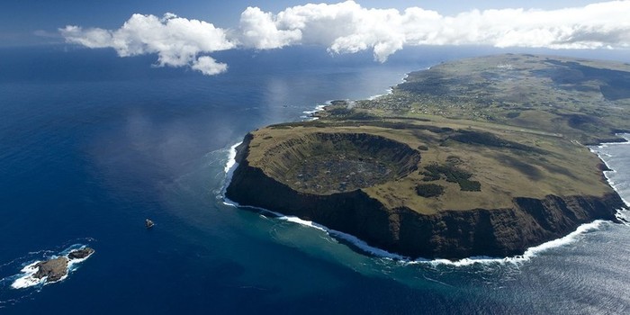 Easter-Island.-Islets-crater-of-a-volcano.-Wilderness-vacations1 (700x350, 59Kb)