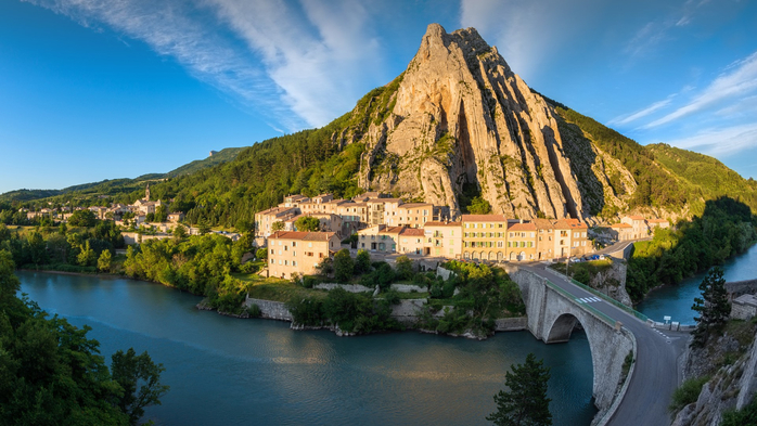 Fisheye view on Sisteron on Durance river, Southeastern France (700x393, 368Kb)