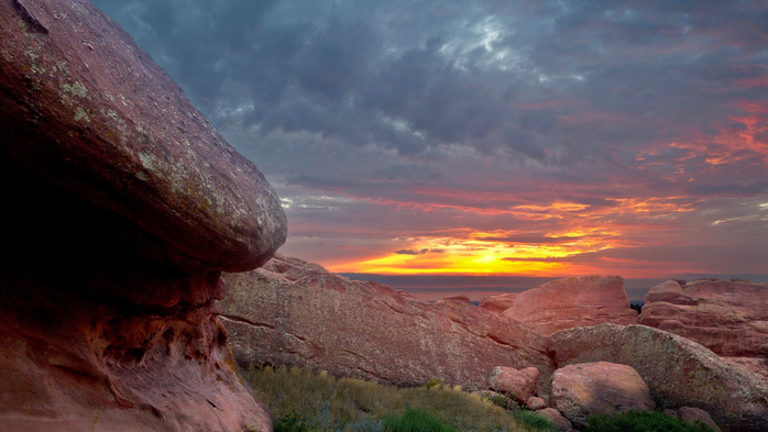 Sunrise from Red Rocks Amphitheater, west of Denver near Morrison, Colorado, USA (700x393, 298Kb)
