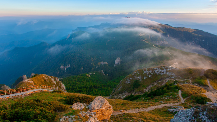 Sunrise over Ceahlău Massif mountain landscape in Romania (700x393, 351Kb)