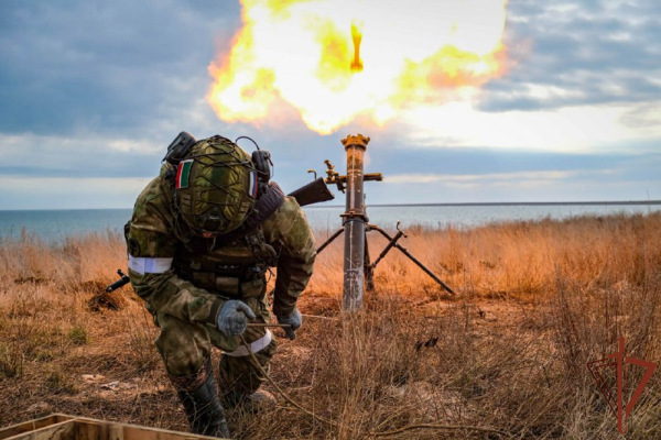 7290319_Voennoslyjashie_Rosgvardii_sovershenstvyut_prakticheskie_naviki_po_strelbe_iz_artilleriiskogo_vooryjeniya_v_Hersonskoi_oblasti_video (600x400, 247Kb)