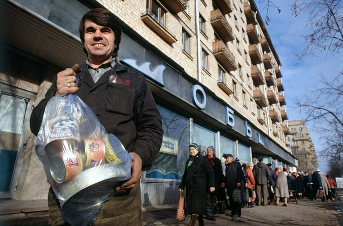 ссср  Богато отаварился в рыбном магазине «Обь», что на Комсомольском проспекте в Москве, 1990 год (700x460, 358Kb)