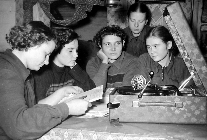 ссср Девушки из города Вязники Владимирской области слушают музыку, 1956 год (700x472, 204Kb)