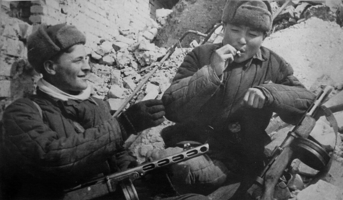 ссср Перекур бойцов Красной Армии в Сталинграде. 1942 год. (700x407, 162Kb)
