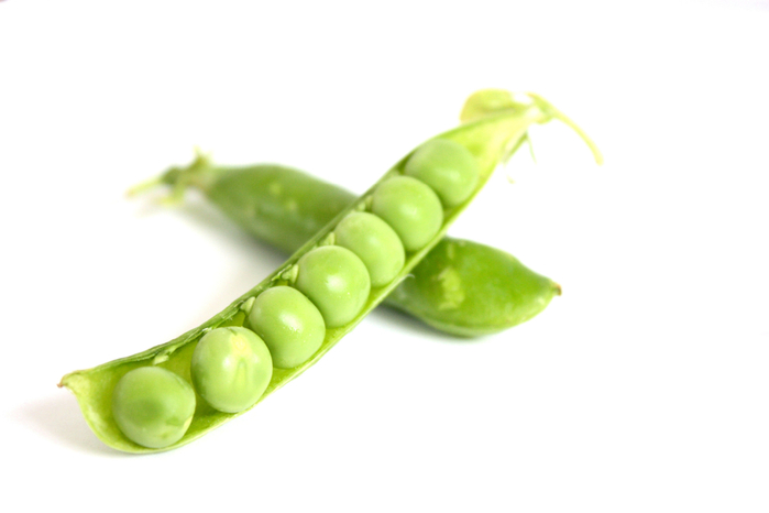 Food_Green_peas_on_a_white_background_161156_ (700x466, 107Kb)