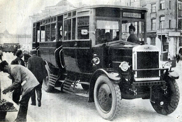 ссср Автобус Лейланд около Большого театра, Москва 1924 год (700x468, 341Kb)