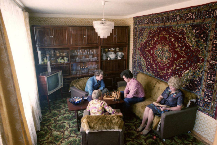 ссср В стандартном интерьере советской квартиры, 1976 год (700x467, 663Kb)