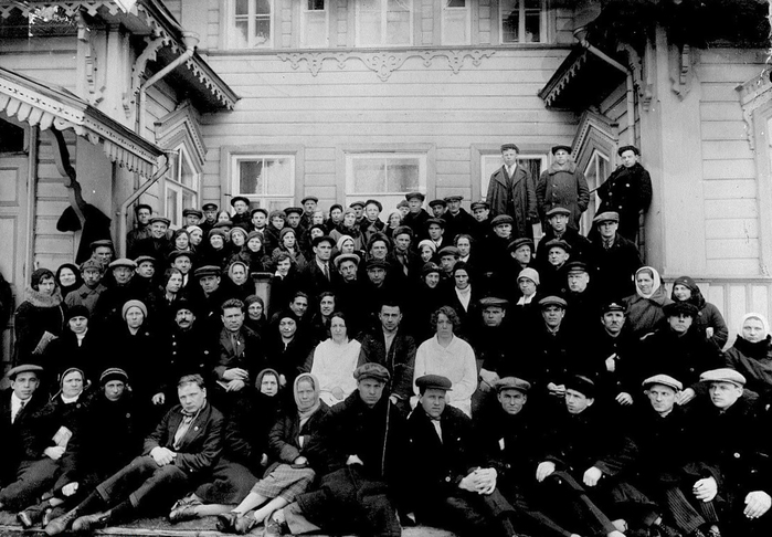 ссср Отдыхающие возле здания Орлинского санатория, март 1934 года (700x486, 229Kb)