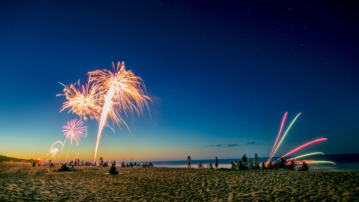 Fourth of July celebration on the beach, Outer Banks, North Carolina (700x393, 301Kb)